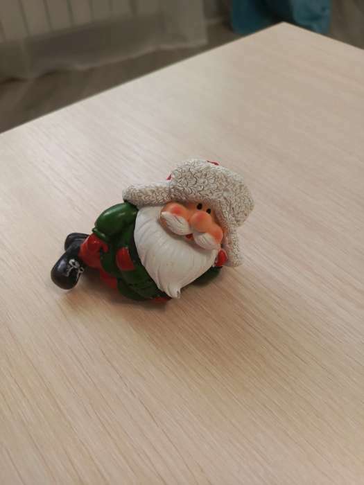 Фотография покупателя товара Сувенир полистоун "Дед Мороз в зелёном кафтане в колпаке, баловник" МИКС 9х5х7,5 см - Фото 1