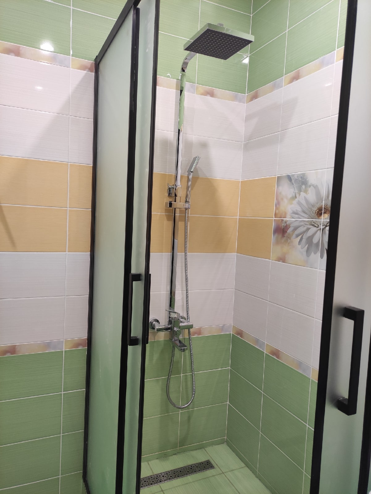 Фотография покупателя товара Штанга со смесителем Accoona А8394, однорычажная, с тропическим душем, хром - Фото 5