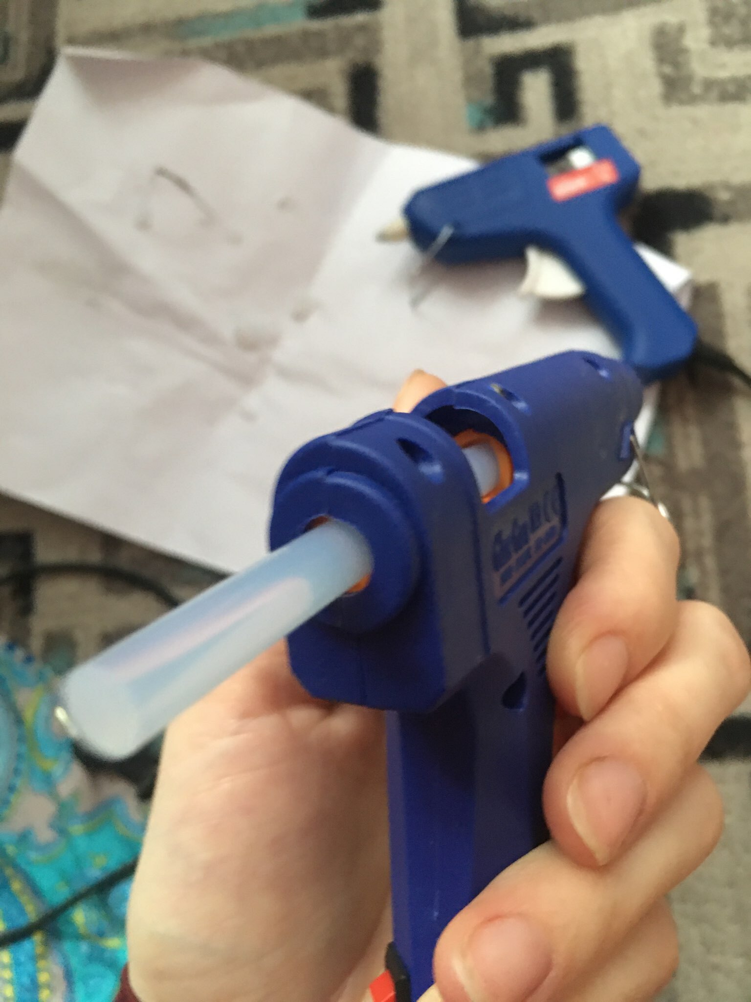 Фотография покупателя товара Клеевой пистолет ТУНДРА, 20 Вт, 220 В, шнур 1.2 м, выключатель, индикатор, антикапля, 7 мм - Фото 2