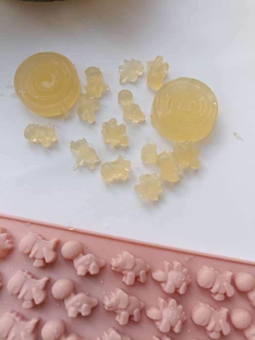Фотография покупателя товара Форма для леденцов Доляна «Леденец», силикон, 9,5×24 см, 6 ячеек (8,2×3,9 см), с палочками, цвет МИКС - Фото 3