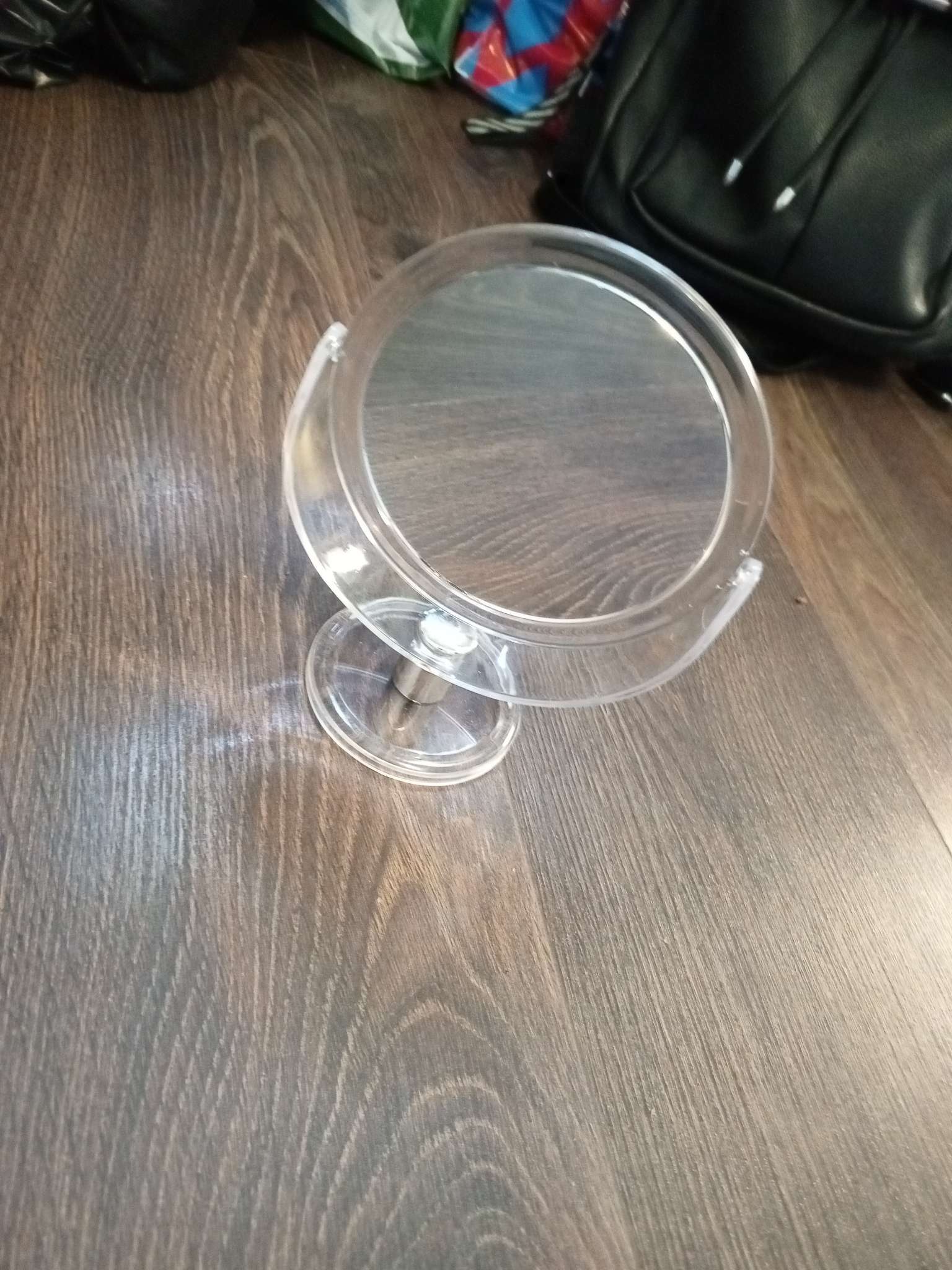 Фотография покупателя товара Зеркало настольное «Круг», двустороннее, с увеличением, d зеркальной поверхности 10,5 см, цвет прозрачный - Фото 1