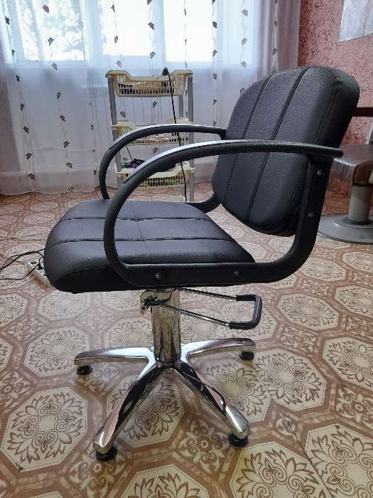 Фотография покупателя товара Кресло парикмахерское Стандарт, пятилучье, цвет чёрный 600×600 мм