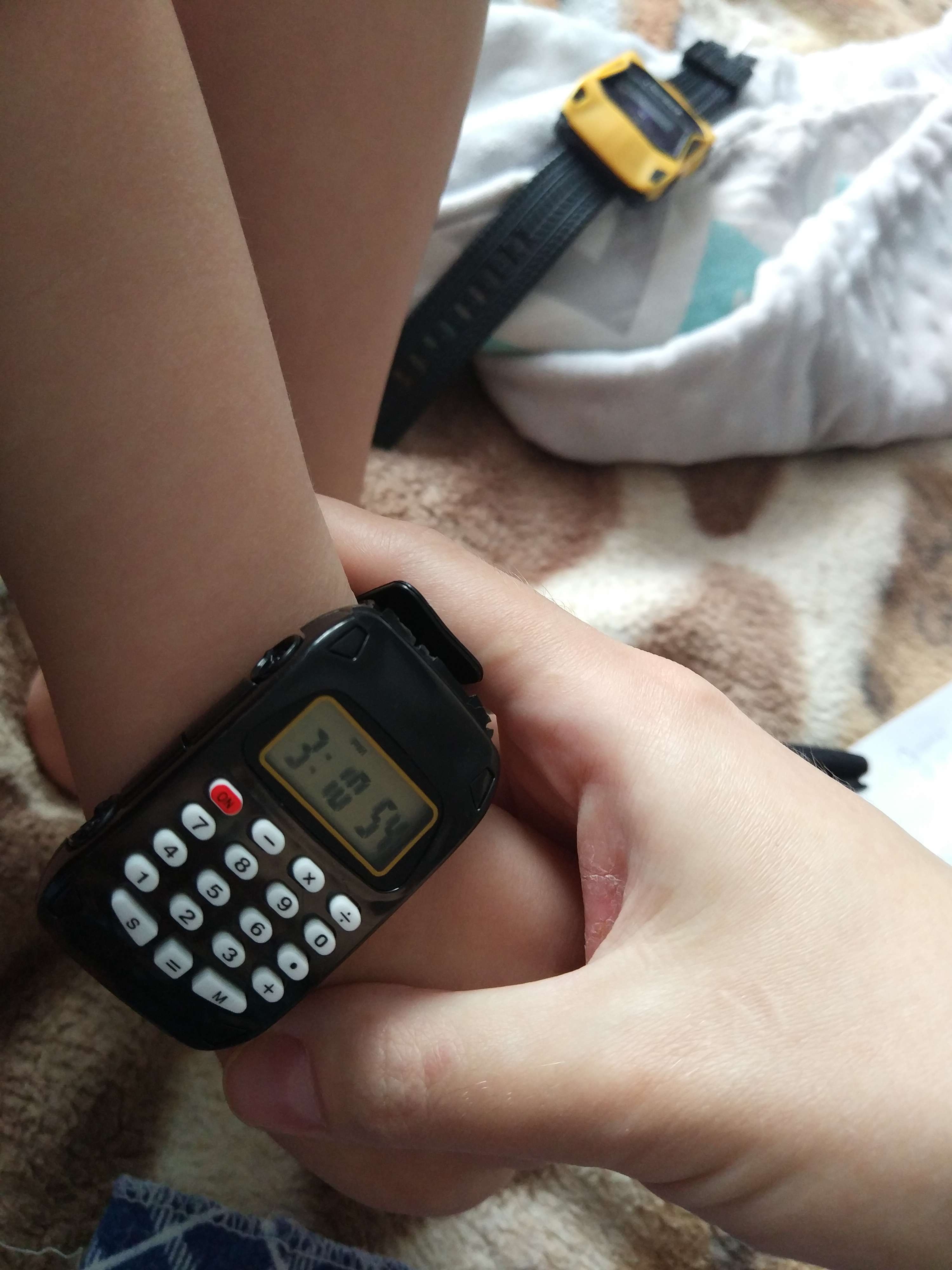 Фотография покупателя товара Часы наручные электронные детские, "Машинка", ремешок силикон, с калькулятором, l-22 см - Фото 3