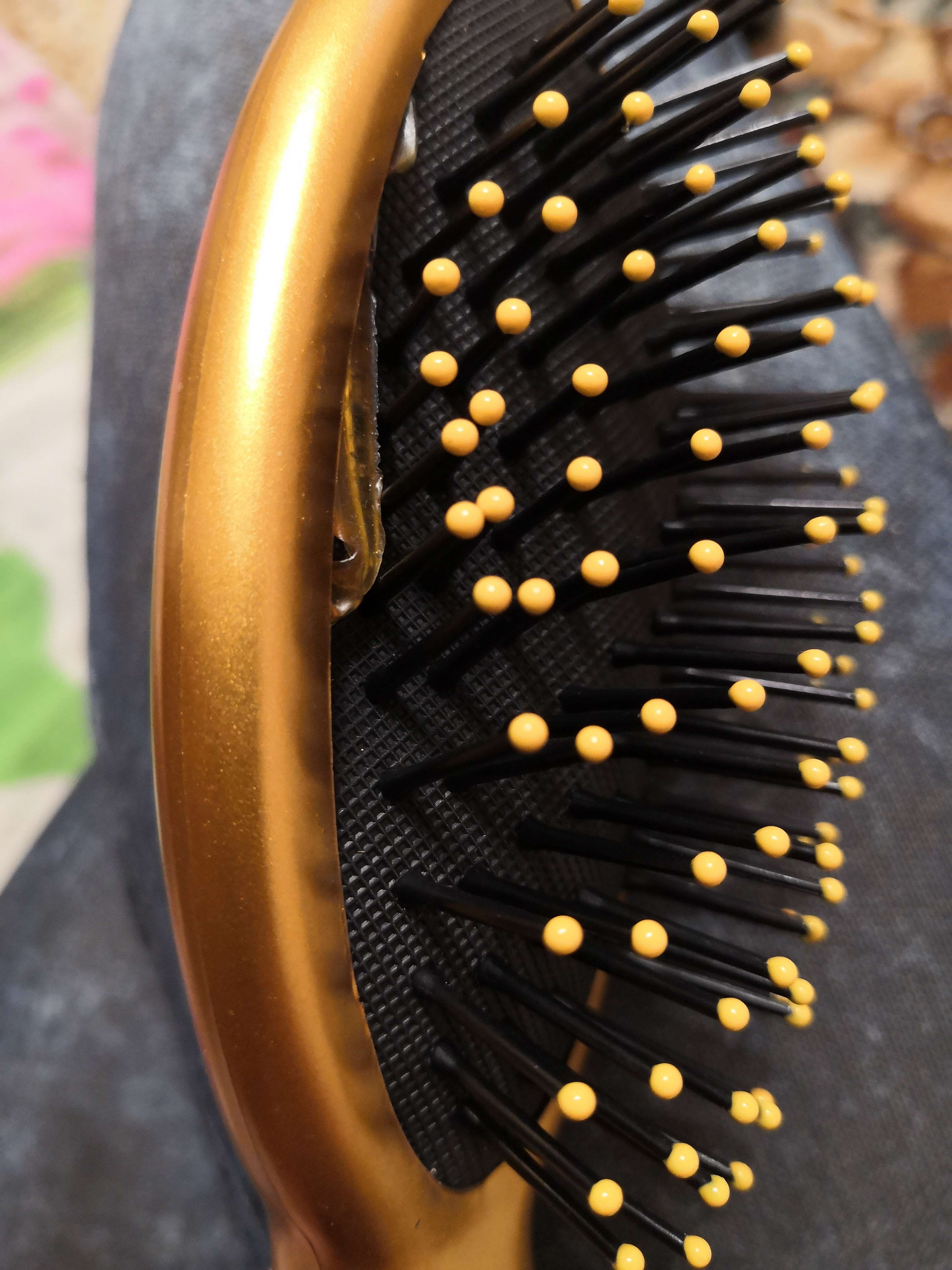 Фотография покупателя товара Щетка массажная для волос TNL овальная, нейлоновые штифты, 60 мм, золотая - Фото 2