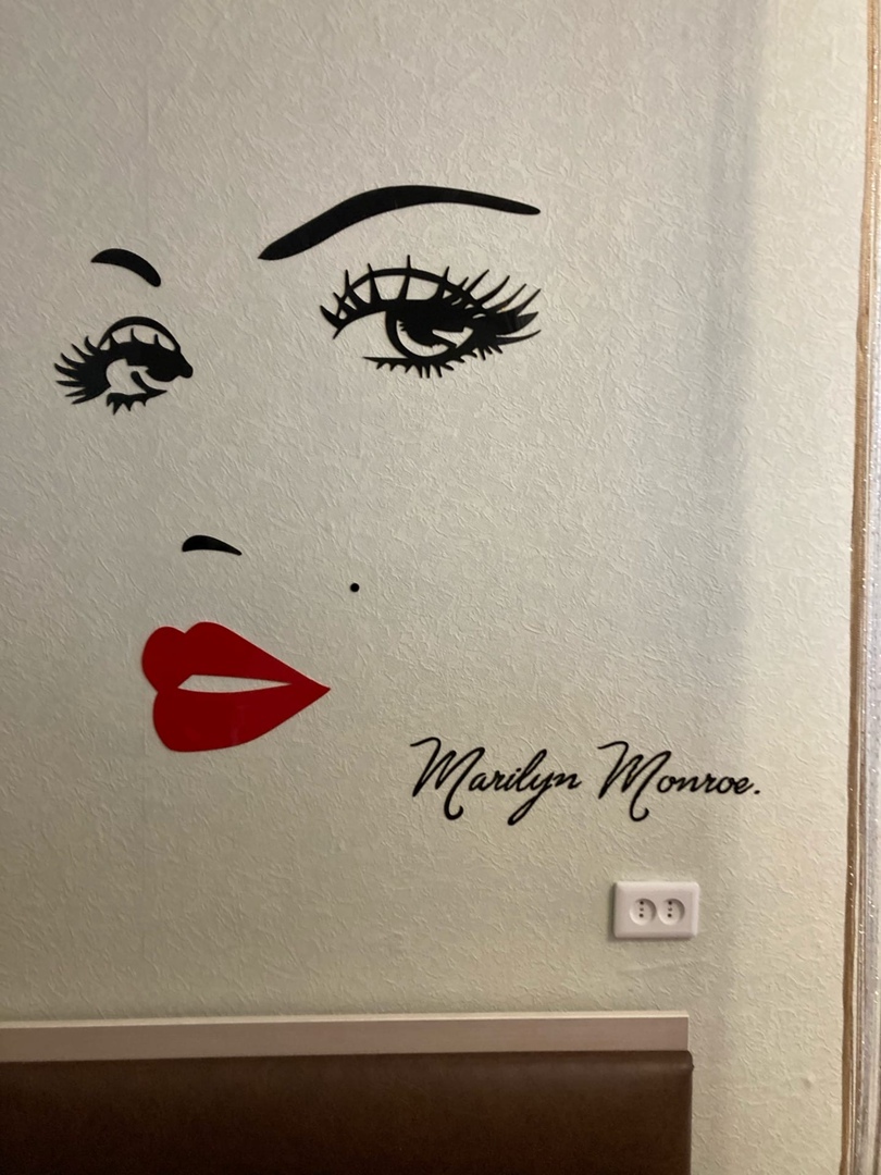 Фотография покупателя товара Наклейки интерьерные "Мэрилин Монро", декор на стену, панно 100 х 90 см - Фото 6