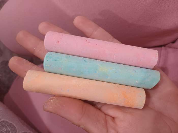 Фотография покупателя товара УЦЕНКА Мелки для рисования, 21 шт. разноцветного толстого мелка - Фото 2