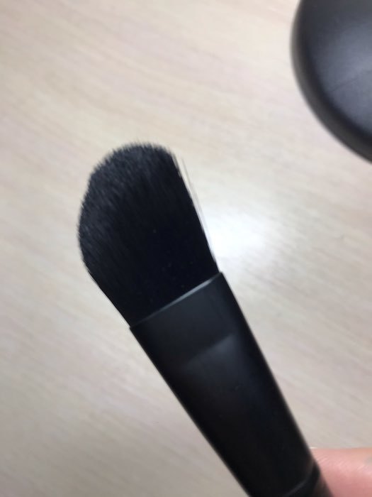 Фотография покупателя товара Кисть для макияжа «Premium», скошенная, 18 (+/- 1) см, цвет чёрный - Фото 2