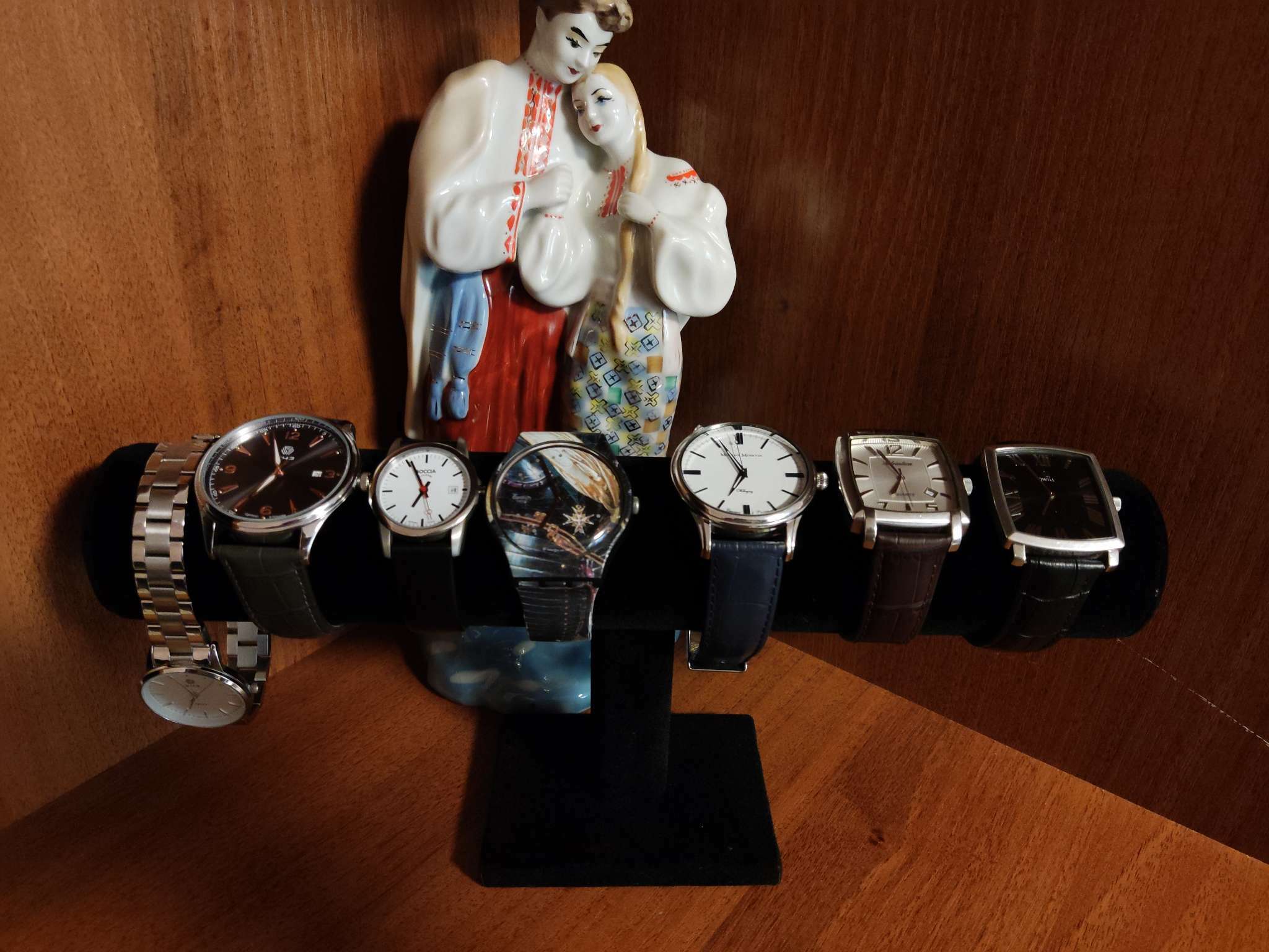 Фотография покупателя товара Подставка для часов, браслетов, флок, 30×7,5×15,5 см, d=5 см, цвет чёрный - Фото 1