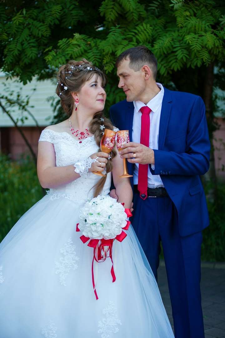 Бокалы в красно-белом цвете на свадьбу 
