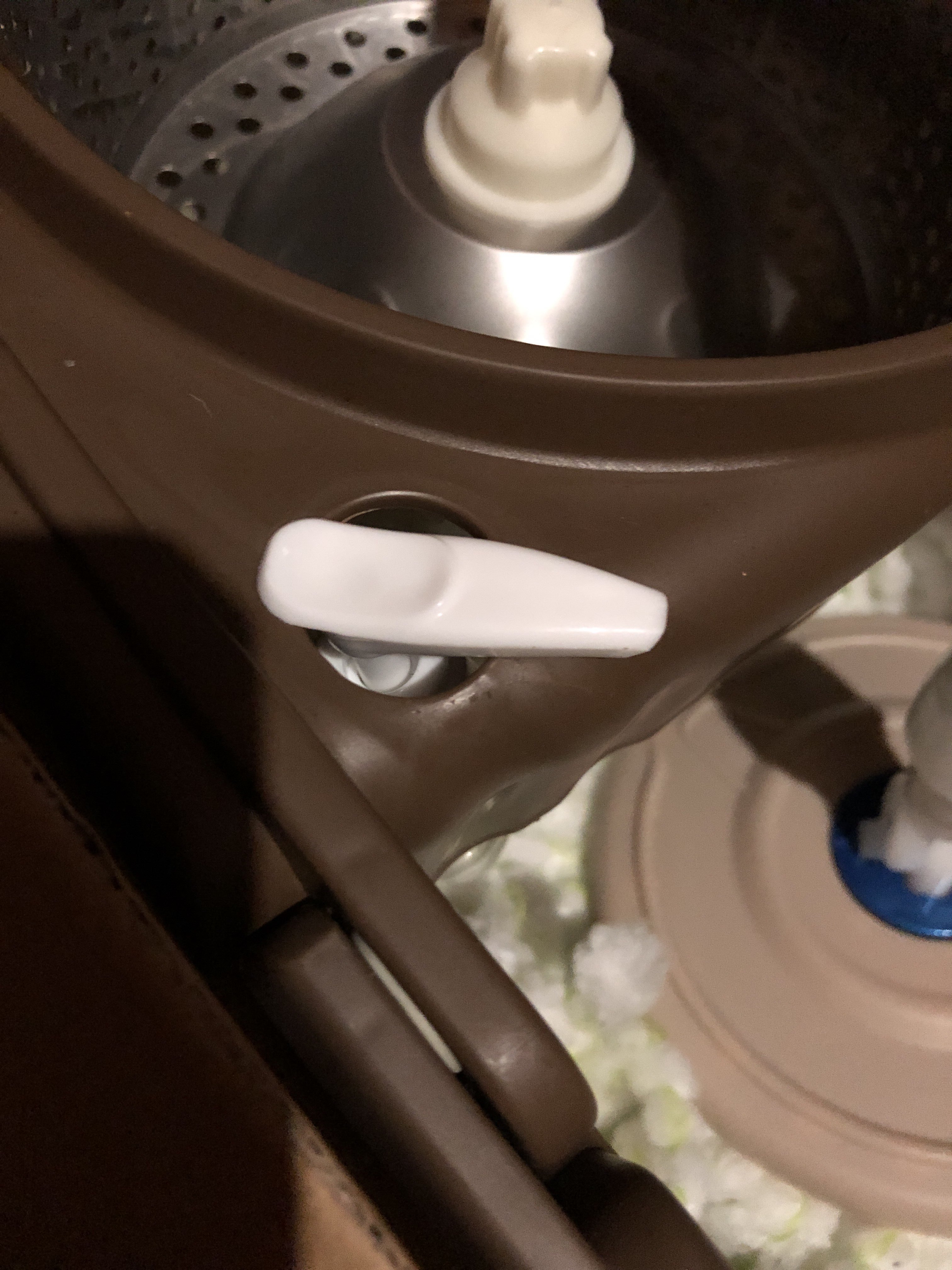 Фотография покупателя товара Набор для уборки: ведро на колёсиках с металлической центрифугой 14 л, швабра, запасная насадка из микрофибры, цвет МИКС