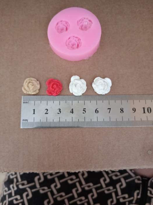 Фотография покупателя товара Молд Доляна «Три малых розы», силикон, 4,5 см, цвет розовый - Фото 2