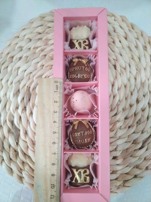 Фотография покупателя товара Коробка под 5 конфет с обечайкой, с окном, с тонкими разделителями, Розовая 20х5х3,3 см - Фото 1