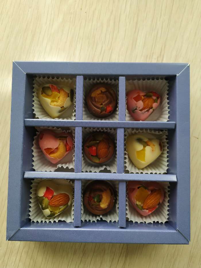 Фотография покупателя товара Коробка под 9 конфет с обечайкой "Rose" с окном, 14,5 х 14,5 х 3,5 см