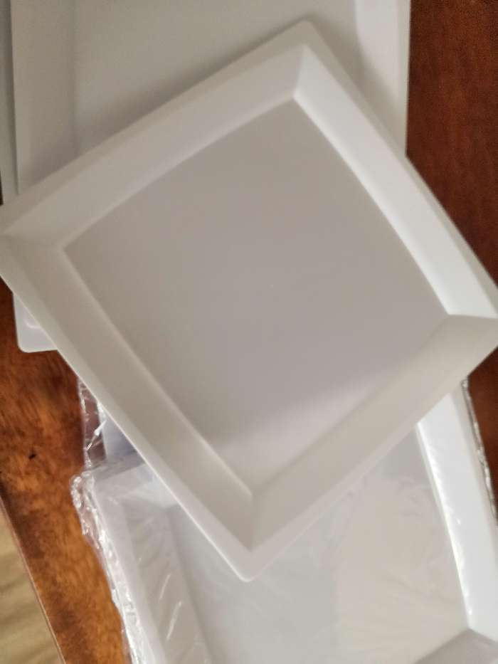 Фотография покупателя товара Набор пластиковых одноразовых тарелок, 17,2×17,2 см, квадратные, плоские, 6 шт, цвет белый - Фото 2