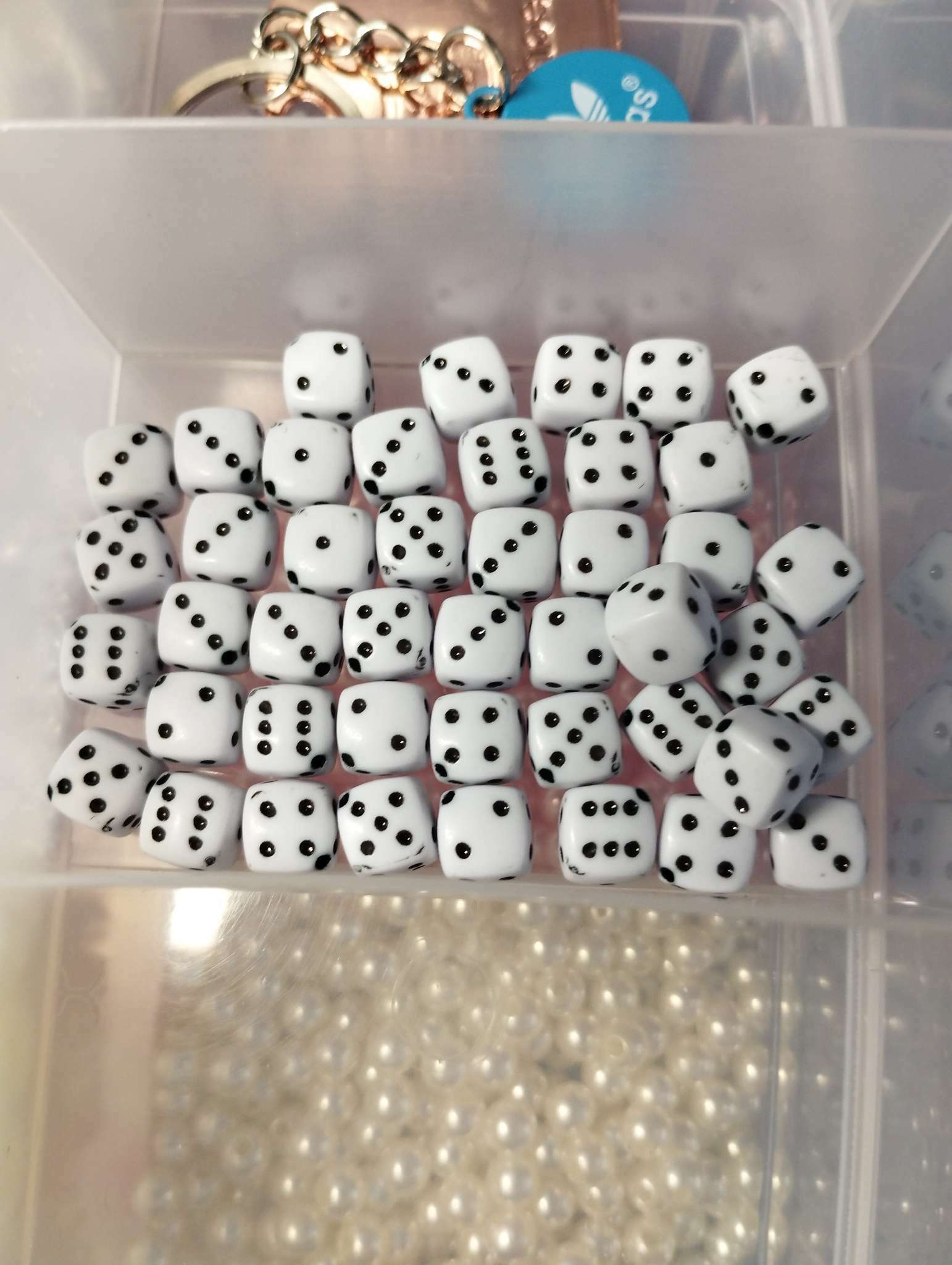 Фотография покупателя товара Бусины для творчества пластик "Белый игральный кубик" чёрные точки набор 20гр 0,8х0,8х0,8 см   78118 - Фото 1