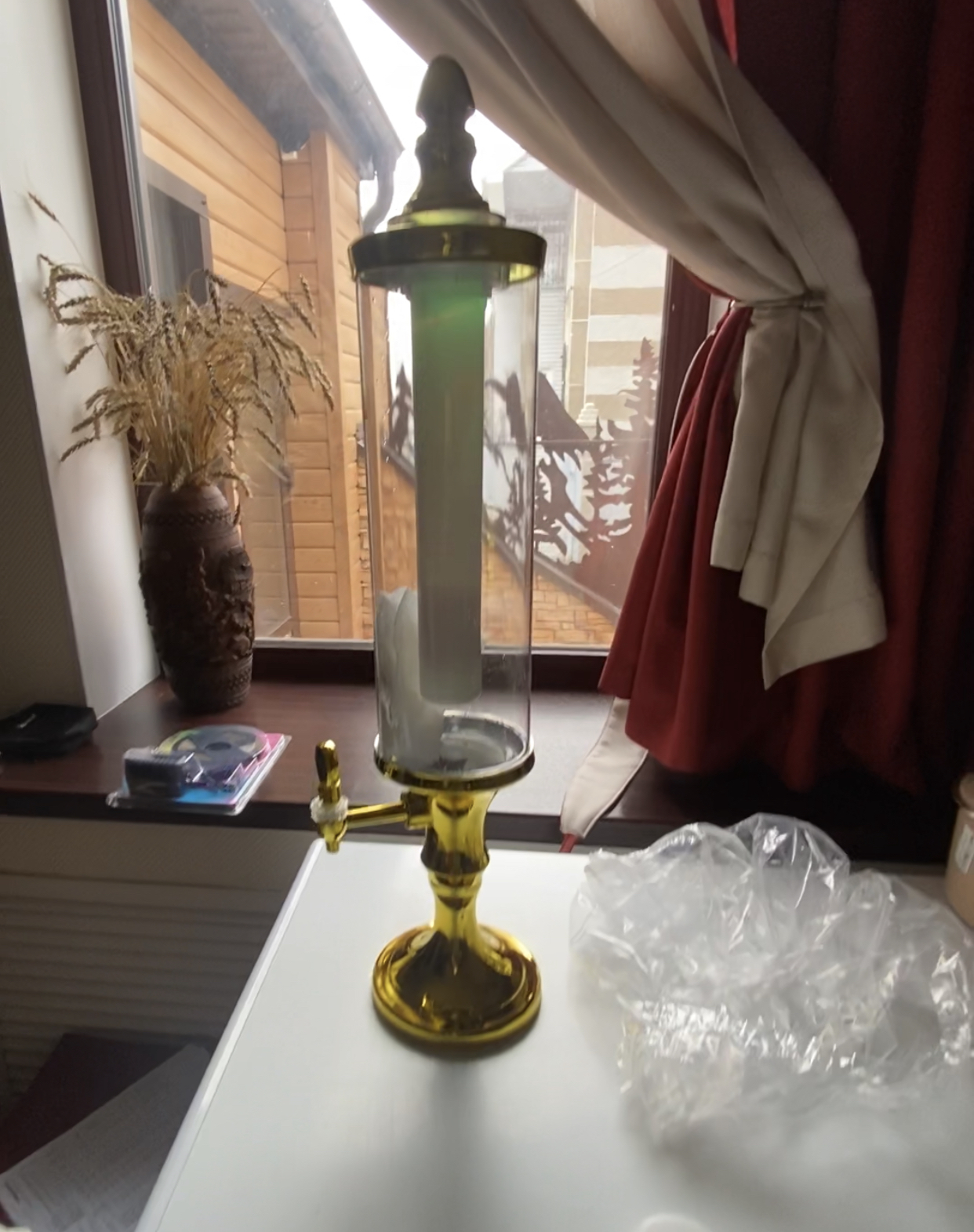 Фотография покупателя товара Башня пивная «Петронас», 3 л, колба с подсветкой, 2 батарейки, цвет золотой - Фото 1