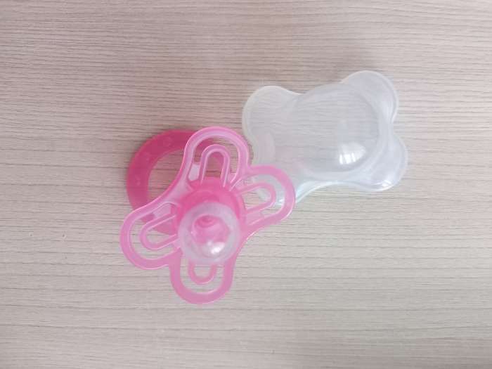 Фотография покупателя товара Соска - пустышка силиконовая классическая Крошка Я «Бабочка», от 6 мес., с колпачком, фиолетовый - Фото 1