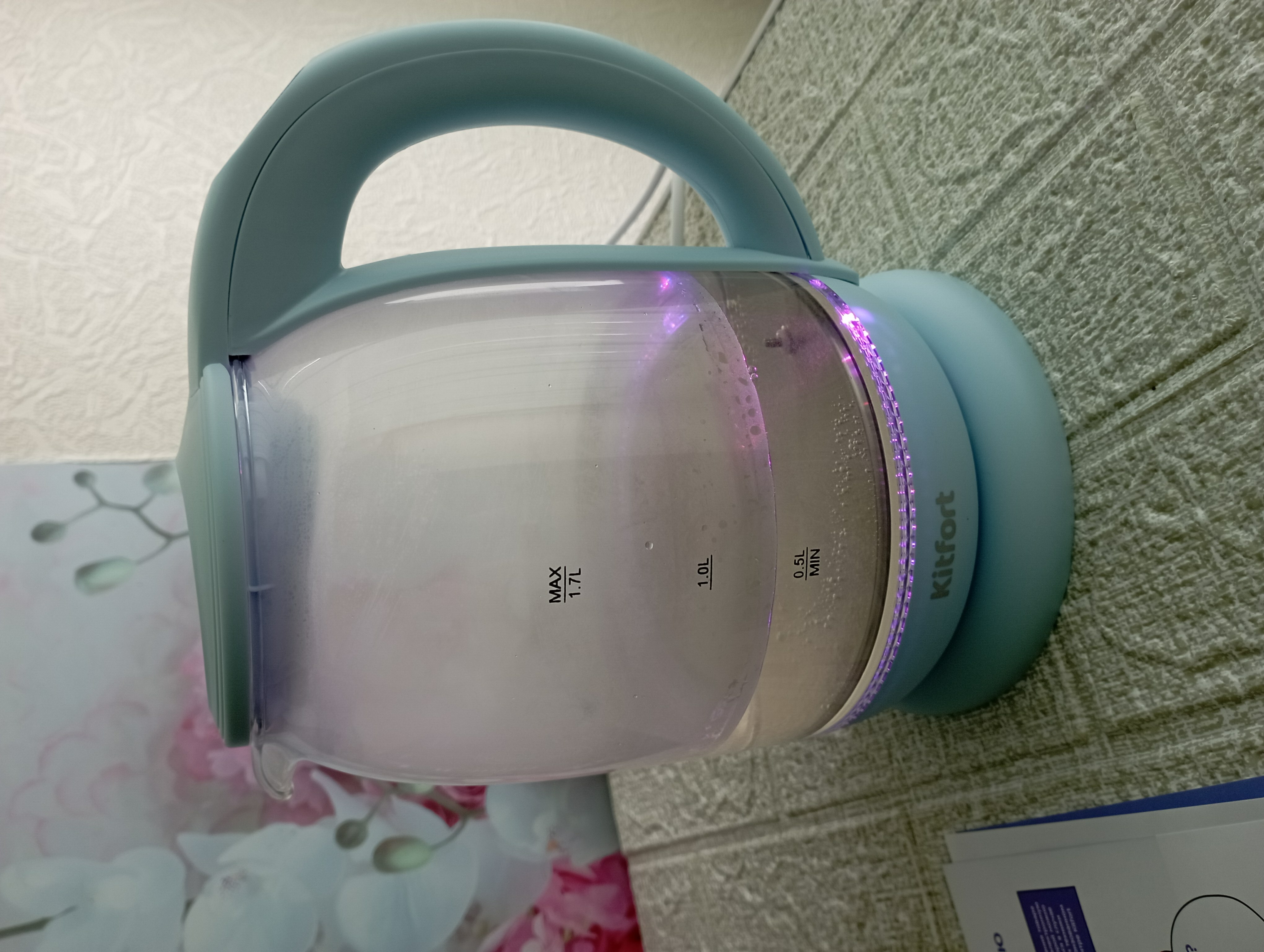 Фотография покупателя товара Чайник электрический Kitfort KT-640-1, стекло, 1.7 л, 2200 Вт, подсветка, голубой - Фото 6