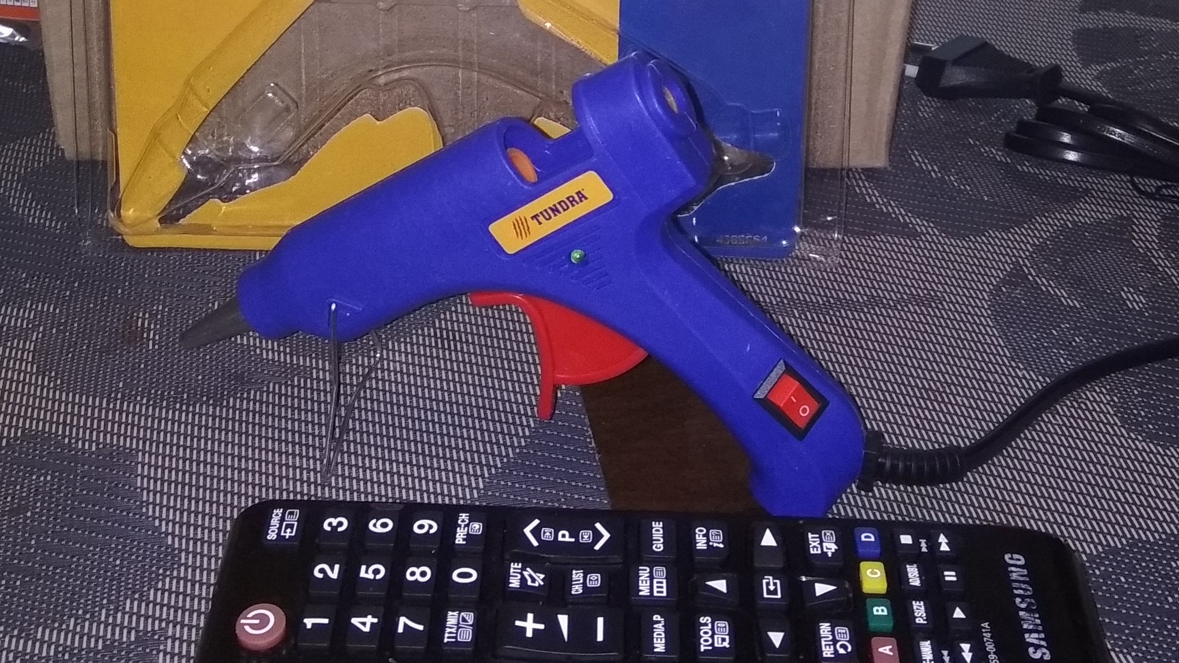 Фотография покупателя товара Клеевой пистолет ТУНДРА, 20 Вт, 220 В, шнур 1.2 м, выключатель, индикатор, антикапля, 7 мм - Фото 39