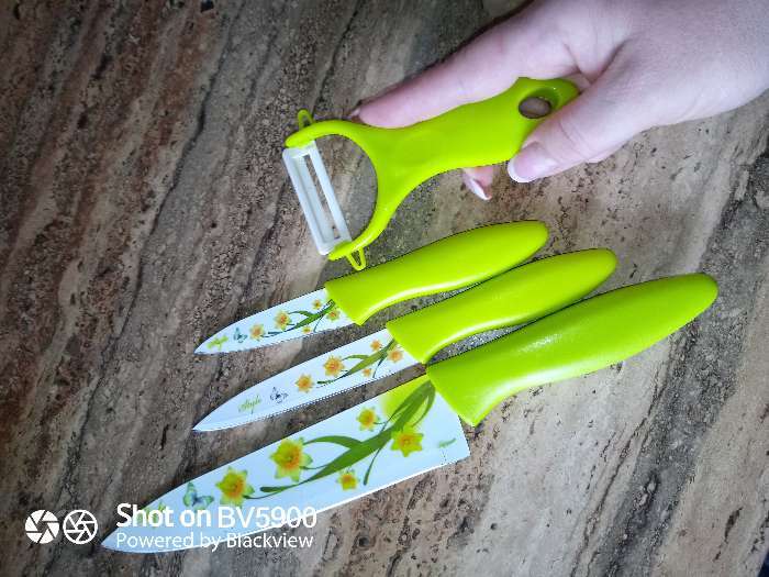 Фотография покупателя товара Набор кухонных принадлежностей Доляна, 4 предмета: 3 ножа с антиналипающим покрытием, лезвие 8,5 см, 12 см, 20 см, овощечистка, цвет зелёный