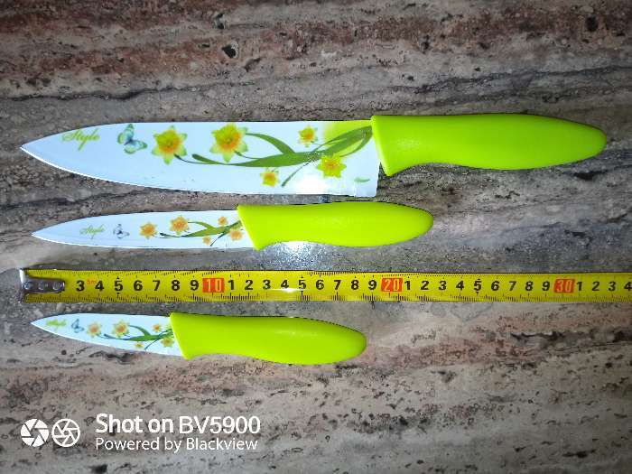 Фотография покупателя товара Набор кухонных принадлежностей Доляна, 4 предмета: 3 ножа с антиналипающим покрытием, лезвие 8,5 см, 12 см, 20 см, овощечистка, цвет зелёный - Фото 7