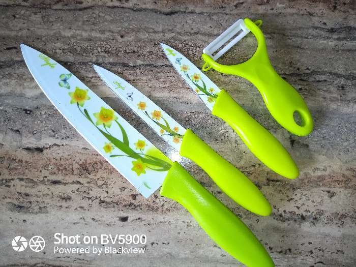 Фотография покупателя товара Набор кухонных принадлежностей Доляна, 4 предмета: 3 ножа с антиналипающим покрытием, лезвие 8,5 см, 12 см, 20 см, овощечистка, цвет зелёный - Фото 5