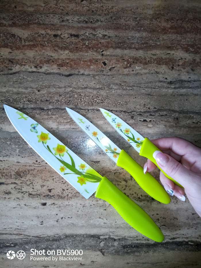 Фотография покупателя товара Набор кухонных принадлежностей Доляна, 4 предмета: 3 ножа с антиналипающим покрытием, лезвие 8,5 см, 12 см, 20 см, овощечистка, цвет зелёный - Фото 3