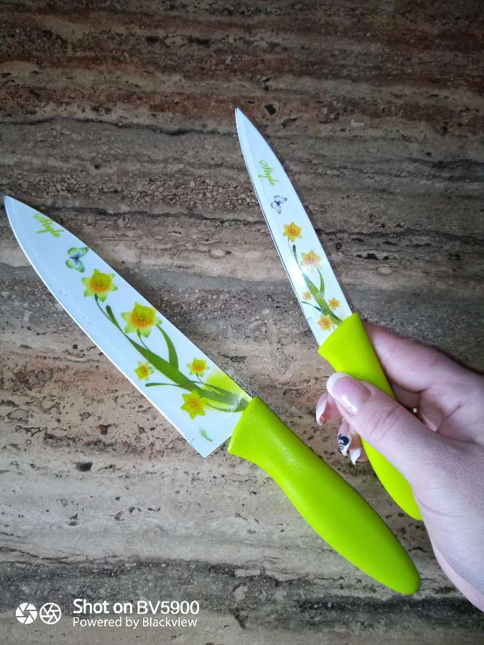 Фотография покупателя товара Набор кухонных принадлежностей Доляна, 4 предмета: 3 ножа с антиналипающим покрытием, лезвие 8,5 см, 12 см, 20 см, овощечистка, цвет зелёный - Фото 1