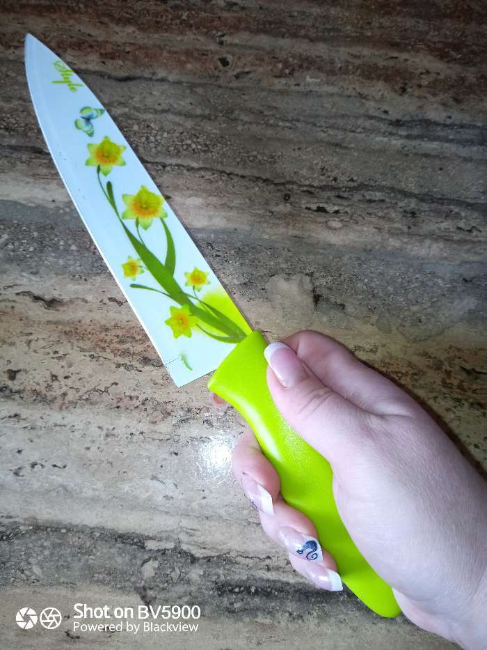 Фотография покупателя товара Набор кухонных принадлежностей Доляна, 4 предмета: 3 ножа с антиналипающим покрытием, лезвие 8,5 см, 12 см, 20 см, овощечистка, цвет зелёный - Фото 2