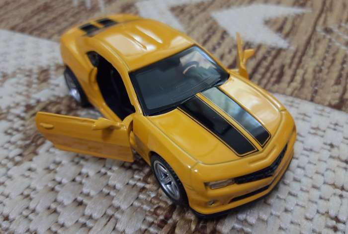 Фотография покупателя товара Машина металлическая Chevrolet Camaro SS, 1:43, открываются двери, инерция, цвет жёлтый - Фото 1