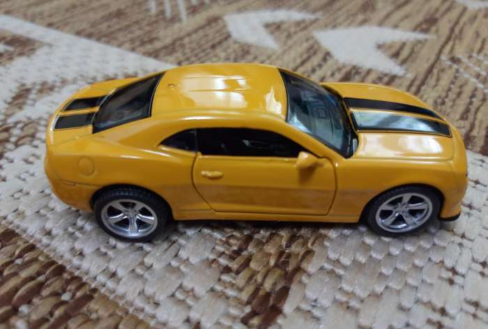 Фотография покупателя товара Машина металлическая Chevrolet Camaro SS, 1:43, открываются двери, инерция, цвет жёлтый - Фото 2