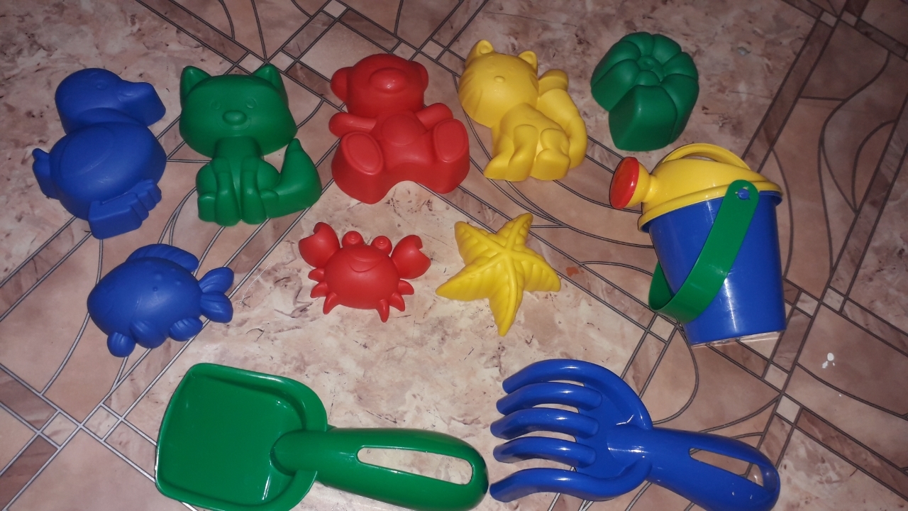 Фотография покупателя товара Набор для игры в песке, 8 формочек, совок, лейка, грабли, цвета МИКС - Фото 7