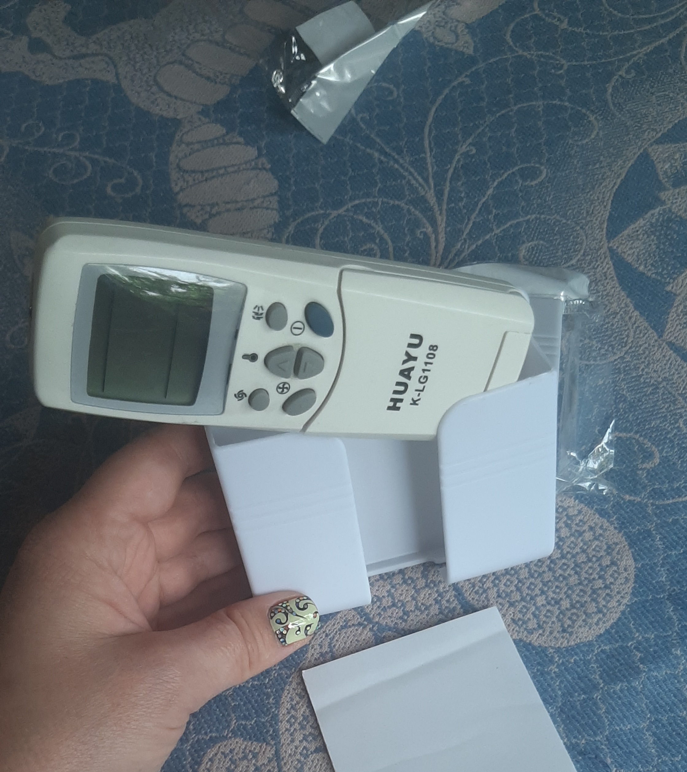 Фотография покупателя товара Настенный держатель для телефона, 10×8,7×2,8 см, цвет белый - Фото 6