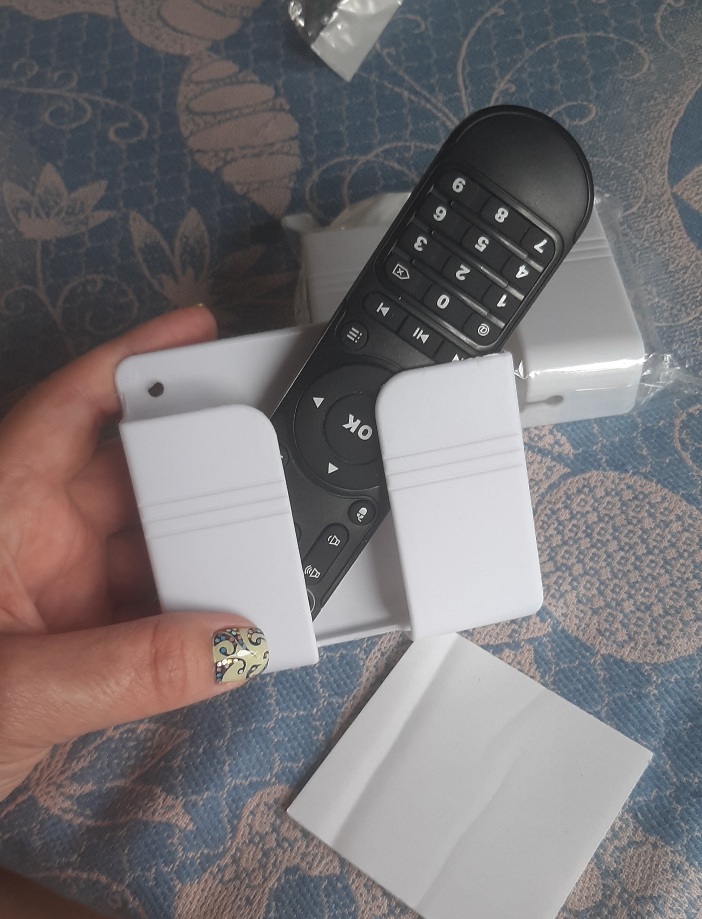 Фотография покупателя товара Настенный держатель для телефона, 10×8,7×2,8 см, цвет белый - Фото 4