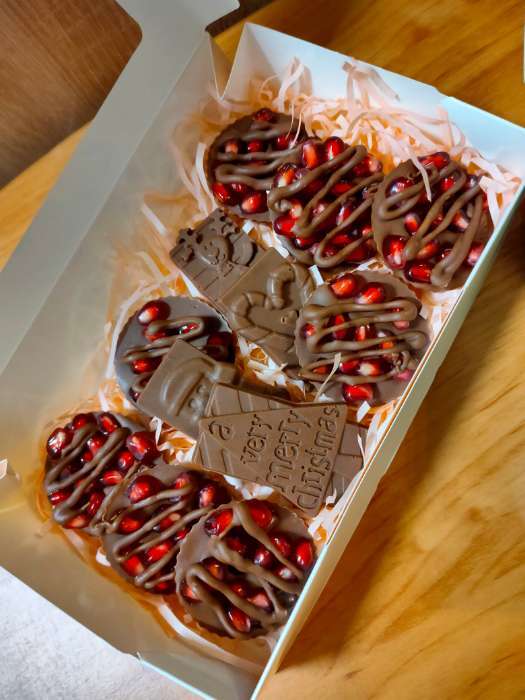 Фотография покупателя товара Форма для конфет и шоколада новогодняя Доляна «Рождество», силикон, 30×17 см, 16 ячеек, красная - Фото 1