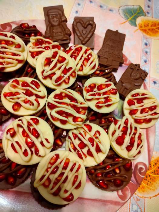 Фотография покупателя товара Форма для конфет и шоколада новогодняя Доляна «Рождество», силикон, 30×17 см, 16 ячеек, красная - Фото 2