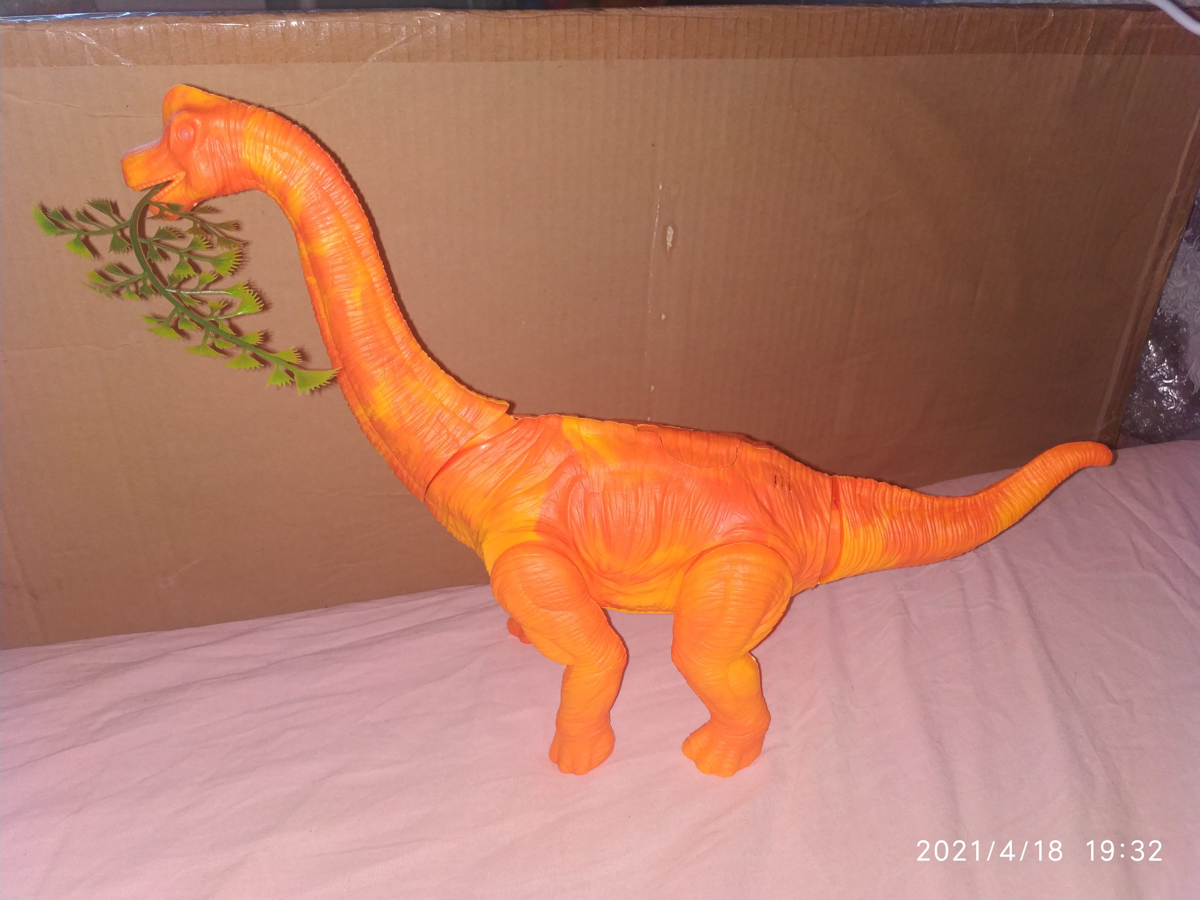 Фотография покупателя товара Динозавр «Брахиозавр травоядный», работает от батареек, откладывает яйца, с проектором, цвет оранжевый - Фото 3