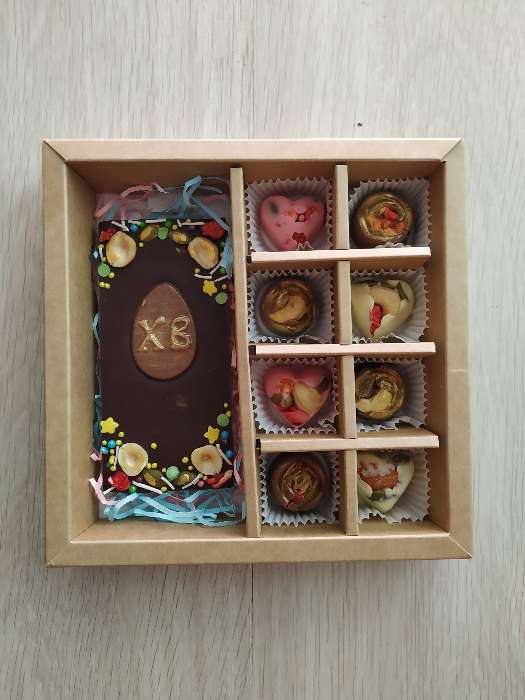 Фотография покупателя товара Коробка под 8 конфет + шоколад, с окном, алая, 17,7 х 17,85 х 3,85 см - Фото 28