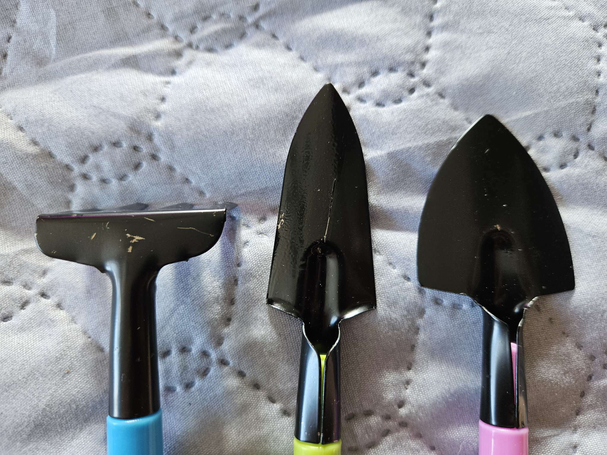 Фотография покупателя товара Набор садового инструмента, 3 предмета: грабли, 2 лопатки, длина 21 см, пластиковые ручки, МИКС - Фото 2