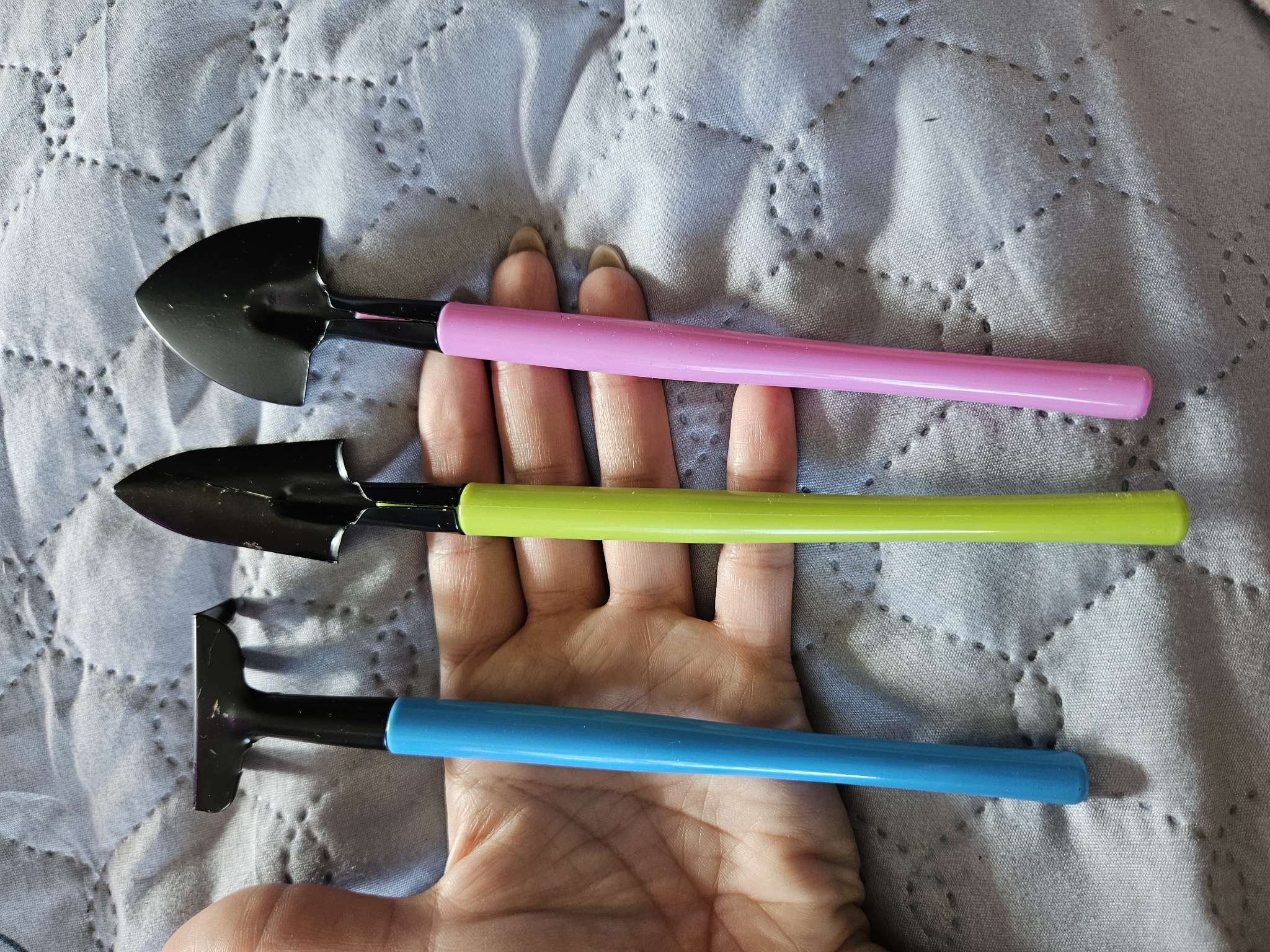 Фотография покупателя товара Набор садового инструмента, 3 предмета: грабли, 2 лопатки, длина 21 см, пластиковые ручки, МИКС - Фото 1