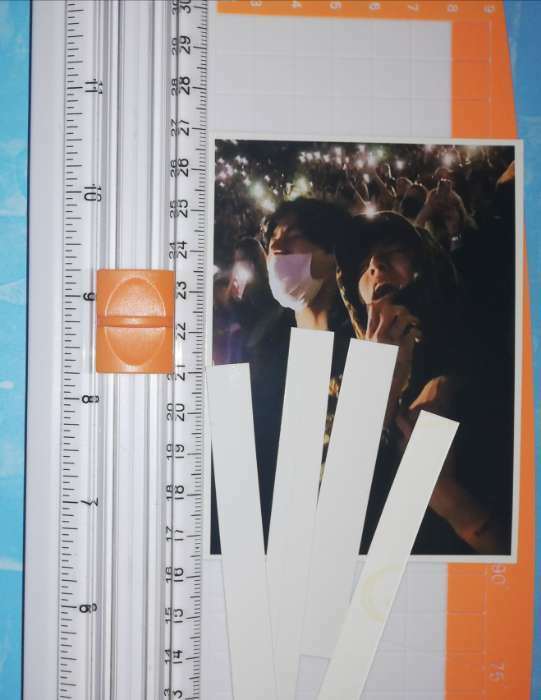 Фотография покупателя товара Резак для бумаги роликовый А4, до 3 листов, безопасное лезвие, длина реза 300мм,на блистере, МИКС - Фото 2