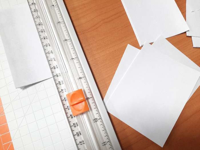 Фотография покупателя товара Роликовый резак для бумаги А4, до 3 листов, безопасное лезвие, длина реза 320 мм, в пакете, МИКС - Фото 7