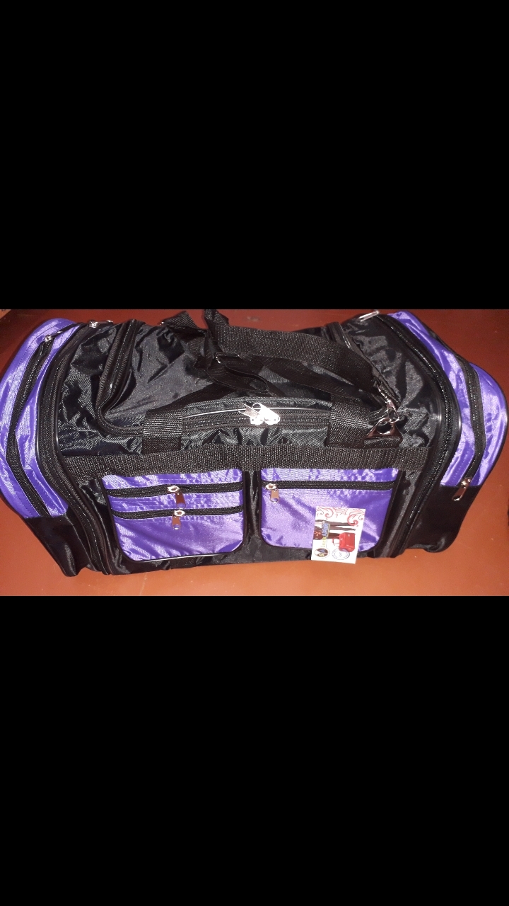 Фотография покупателя товара Сумка спортивная, отдел на молнии, с увеличением, 5 наружных карманов, длинный ремень, цвет чёрный/фиолетовый - Фото 2