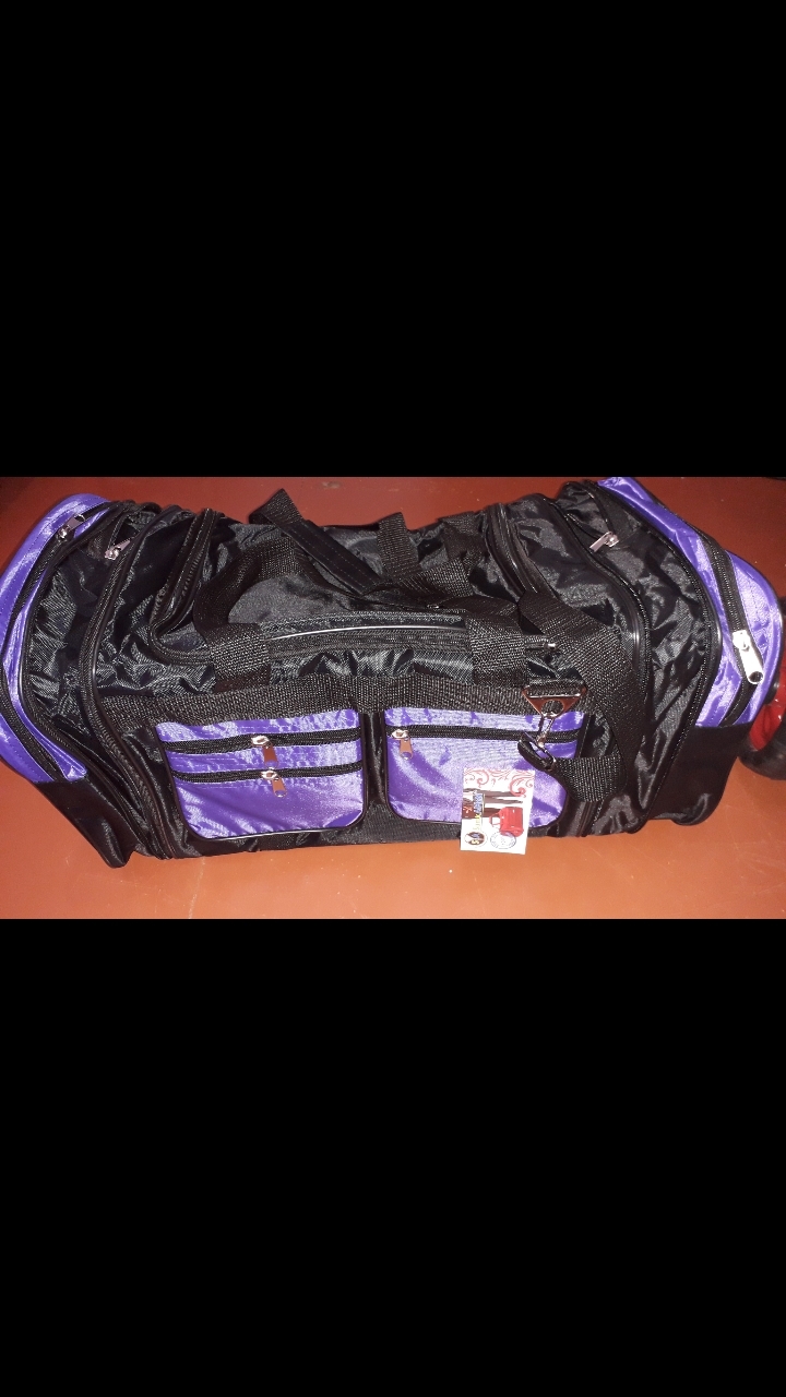 Фотография покупателя товара Сумка спортивная, отдел на молнии, с увеличением, 5 наружных карманов, длинный ремень, цвет чёрный/фиолетовый