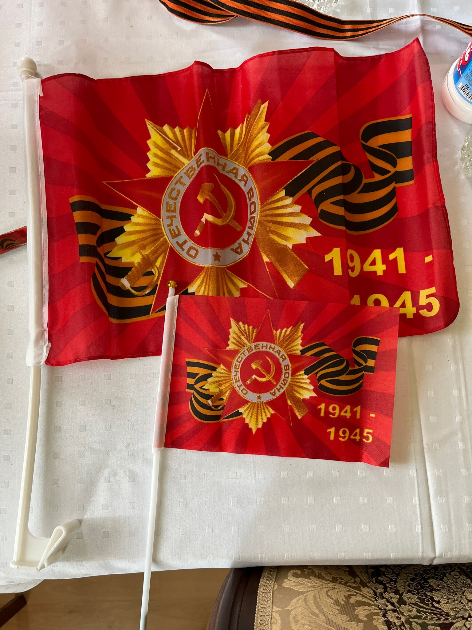Фотография покупателя товара Флаг 9 Мая с цветами, 30 х 45 см, полиэфирный шелк, с креплением на машину , набор, 2 шт - Фото 2