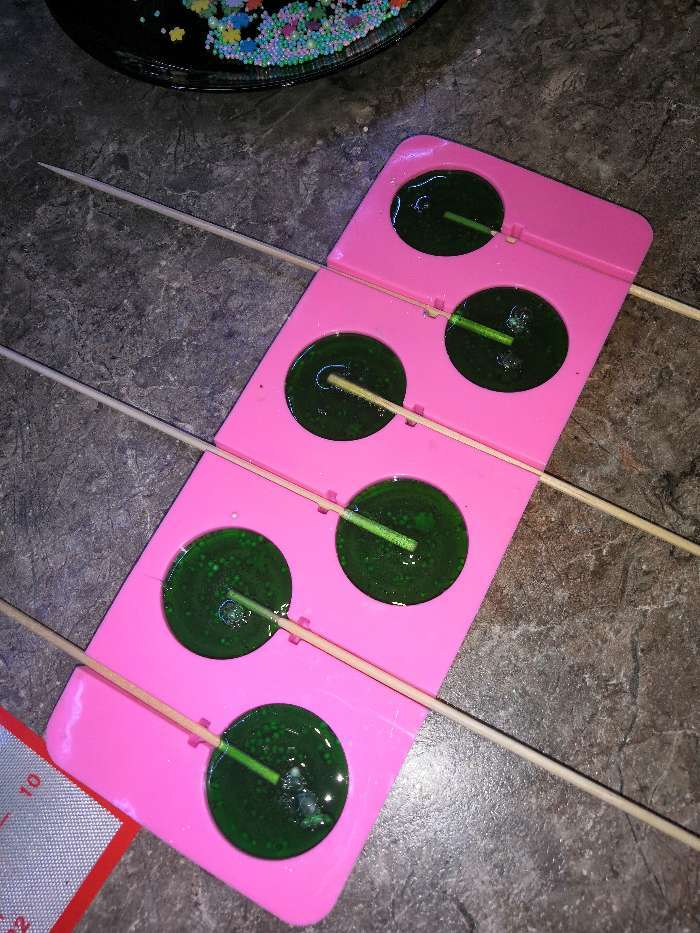 Фотография покупателя товара Форма для леденцов Доляна «Леденец», силикон, 9,5×24 см, 6 ячеек (8,2×3,9 см), с палочками, цвет МИКС - Фото 18