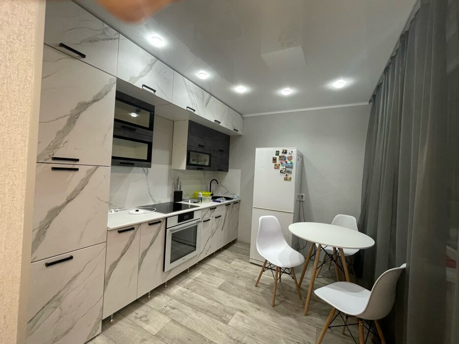 Фотография покупателя товара Кухня трехуровневая под потолок 3000 Техно, Мрамор белый/Бетон графит - Фото 1