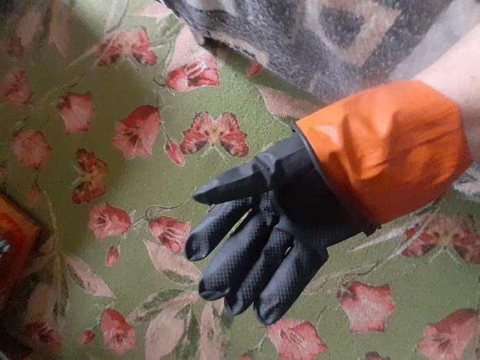 Фотография покупателя товара Перчатки хозяйственные латексные Доляна, размер L, защитные, химически стойкие, 60 гр, цвет чёрный - Фото 3