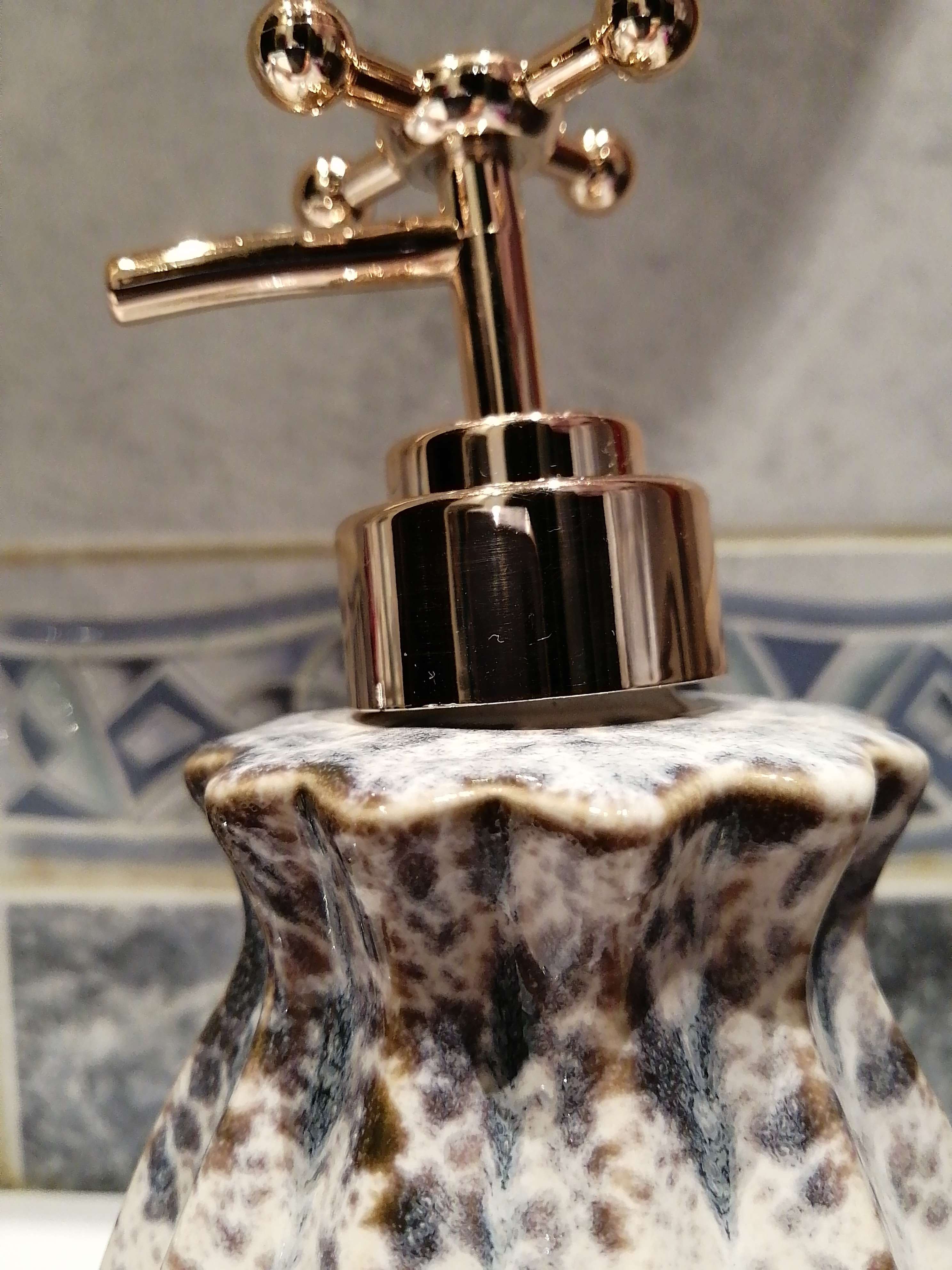Фотография покупателя товара Дозатор для жидкого мыла Доляна«Лолита», 300 мл, цвет серый - Фото 1
