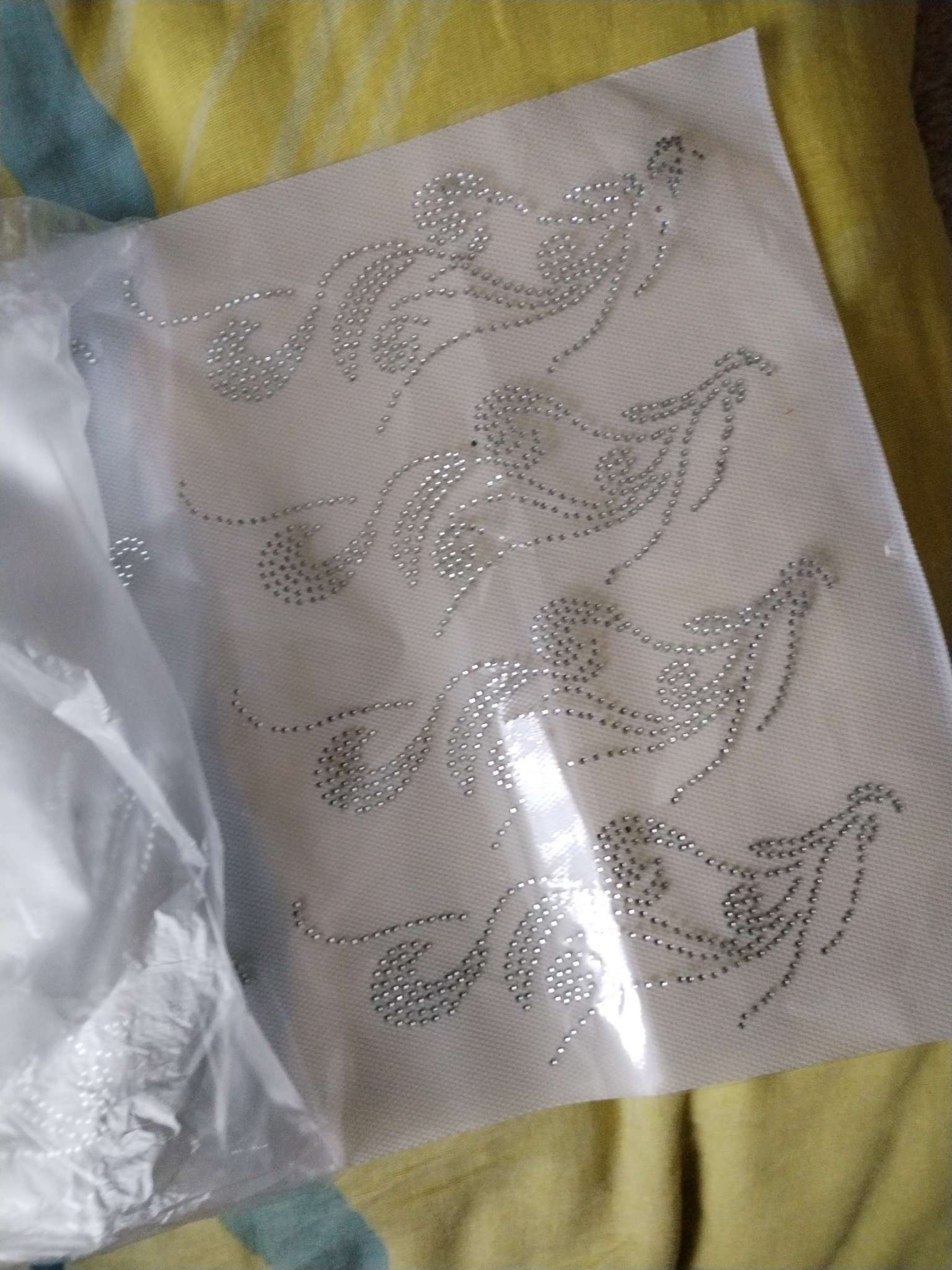 Фотография покупателя товара Термоаппликация из страз «Узор», 15 × 5,5 см, 8 шт на листе, цвет белый - Фото 2